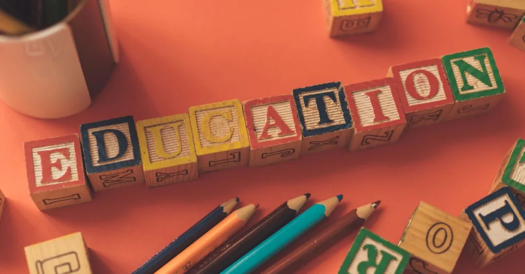 découvrez les bases de l'alphabétisation précoce pour favoriser le développement du langage et la réussite scolaire dès le plus jeune âge.