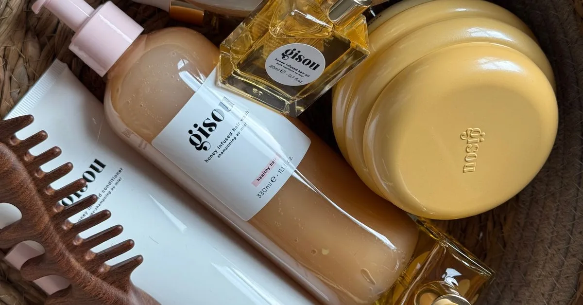 découvrez nos conseils et produits essentiels pour des soins capillaires adaptés à tous les types de cheveux, pour une chevelure saine et éclatante.